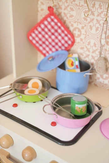 Kindvriendelijke kleuren en een praktisch deksel