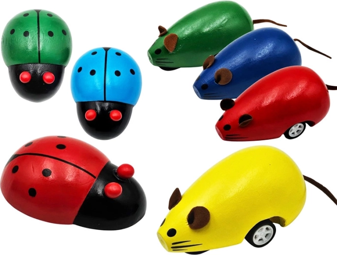 Houten diertje op wieltjes