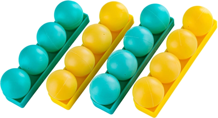 Gekleurde balletjes en houders voor overzichtelijk spel