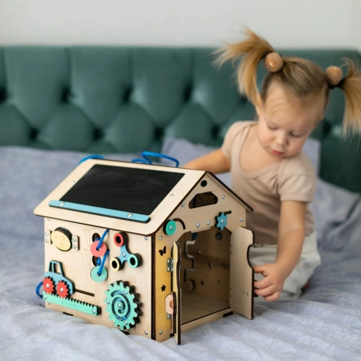 Montessori-huisje voor kleine handjes
