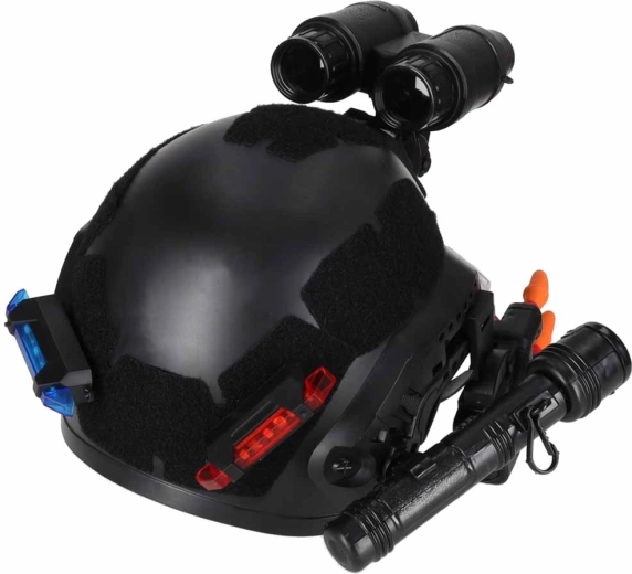 Helm met tactische accessoires