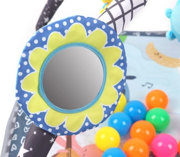 Zintuiglijk spelen: hangspeeltjes, rammelaar en spiegeltje