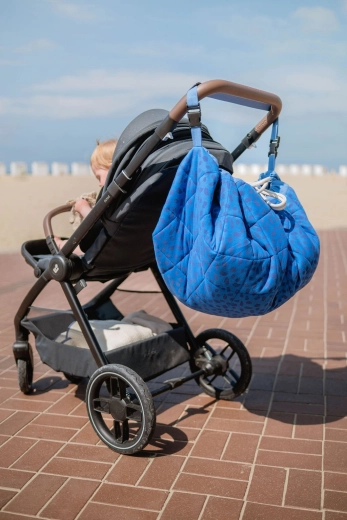 Voor onderweg en aan de kinderwagen dankzij de schouderriem