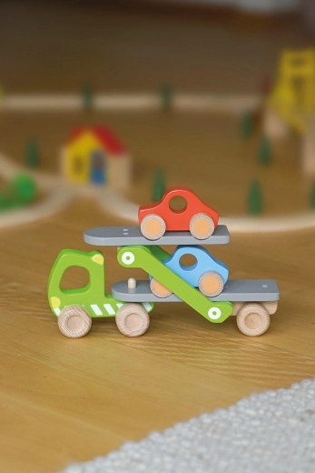Houten autotransporter met kantelbare oprijplaat en 2 autootjes - 1 stuk