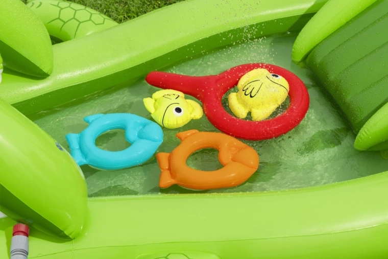 Spelletjes met visjes en ringen voor coördinatie