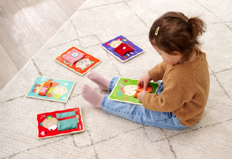 Leren aankleden door te spelen