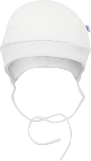 Mutsje met oorbedekking en striksluiting