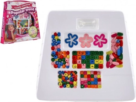 Creatieve set met gekleurde kralen met koord