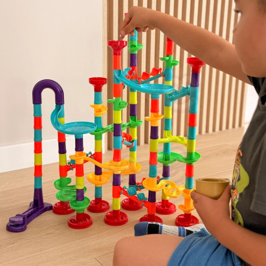 Leuk spel met bewegende knikkers