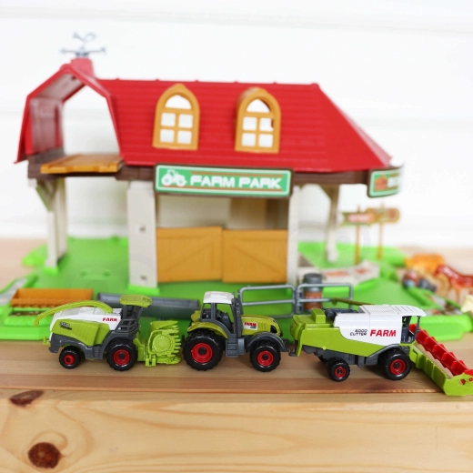 Drie voertuigen voor werkzaamheden op de boerderij