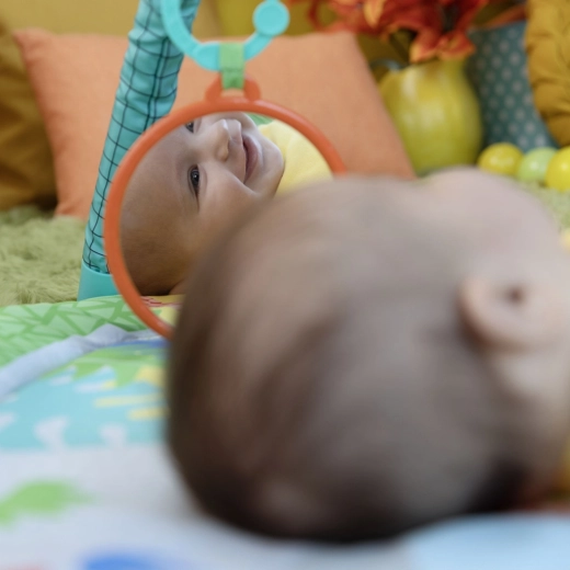 Spiegeltje en zintuiglijk speelgoed