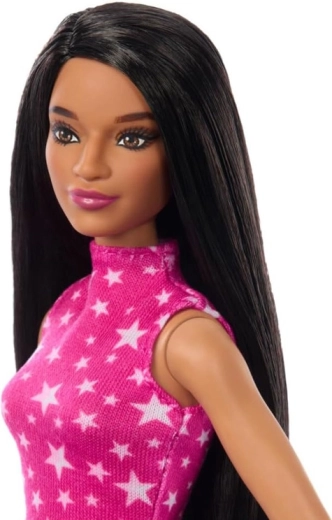 Lang zwart haar en een uitgewerkte look