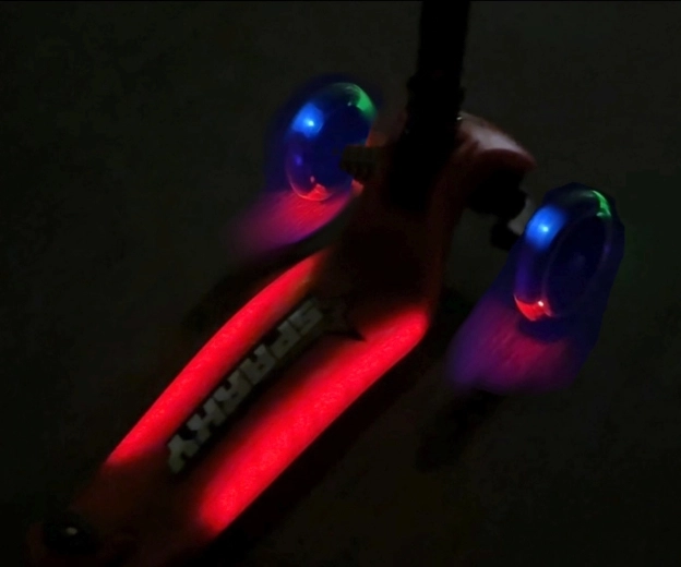 Lichtgevende LED-wielen en verlicht deck