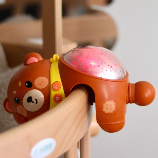 Eenvoudige bevestiging aan het babybedje