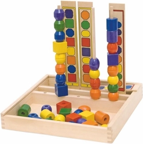 Houten kralen op pinnen voor het herhalen van reeksen