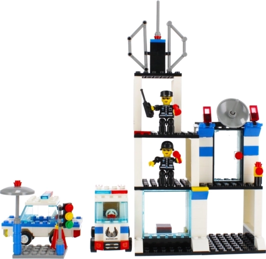 Meerverdiepingen politiebureau met toren