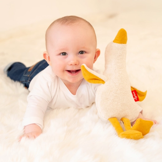 Zachte eerste knuffel vanaf de geboorte