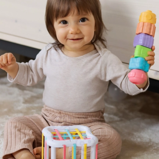 Sensorische kubus en kleurrijke blokken