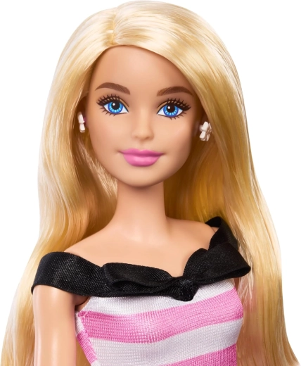 Lang blond haar en een gedetailleerd gezicht