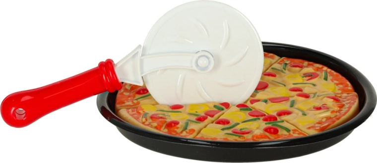 Pizza met snijder en pan voor realistisch serveren