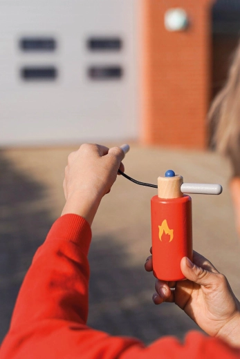 Brandblusser als basisuitrusting van een kleine brandweerman/-vrouw