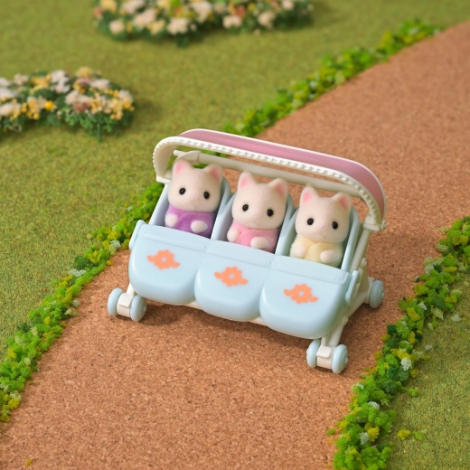 Kinderwagen om dagelijkse wandelingen na te spelen