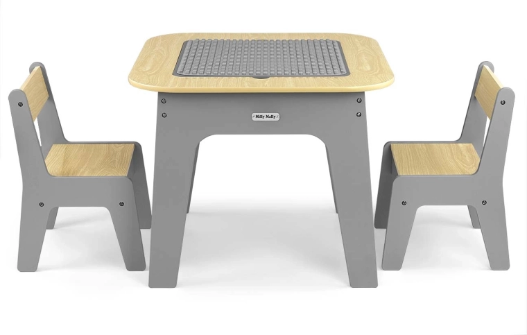 Tafel en twee inschuifbare stoelen