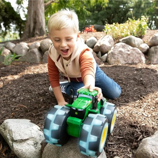 Grote terreinwielen voor spel binnen en buiten