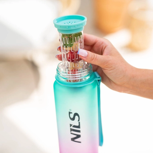 Verfrissend water dankzij de uitneembare infuser