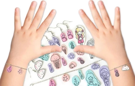 Creatieve set voor het maken van vrolijke plastic sieraden van krimpfolie