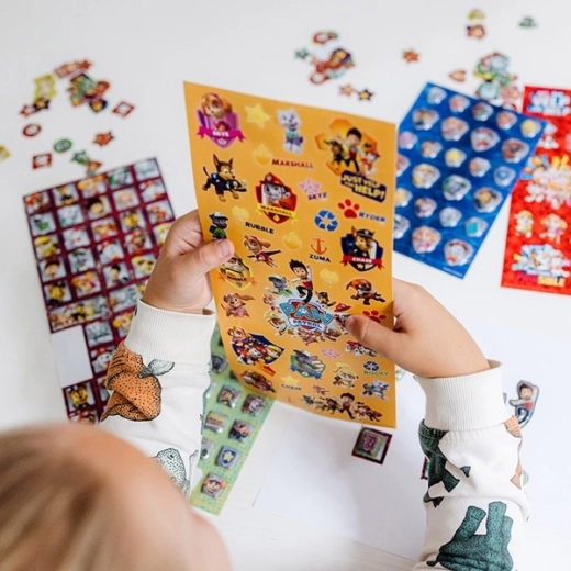 Makkelijk plakken voor kleine handjes