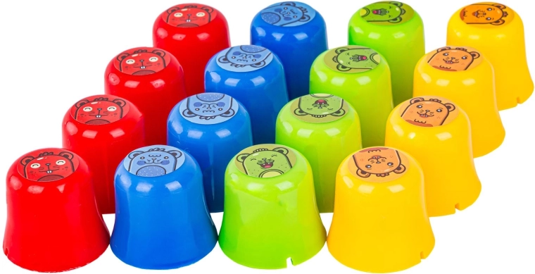 Kleurrijke bekers met motieven die kinderen leuk vinden