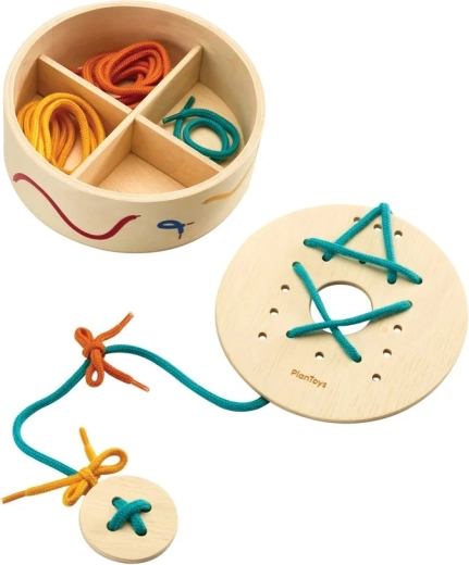 PlanToys rijgplankjes met veters in een opbergdoos