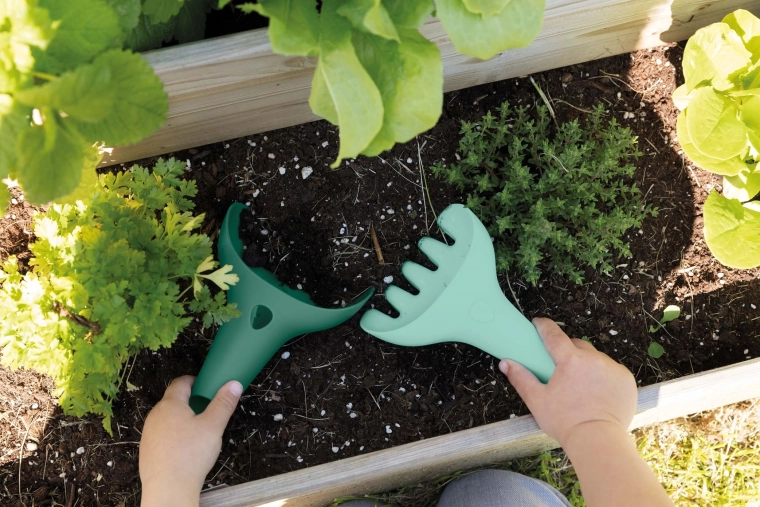 Quut tuinset voor kleine tuiniers met gieter, schepje, harkje en groene bal