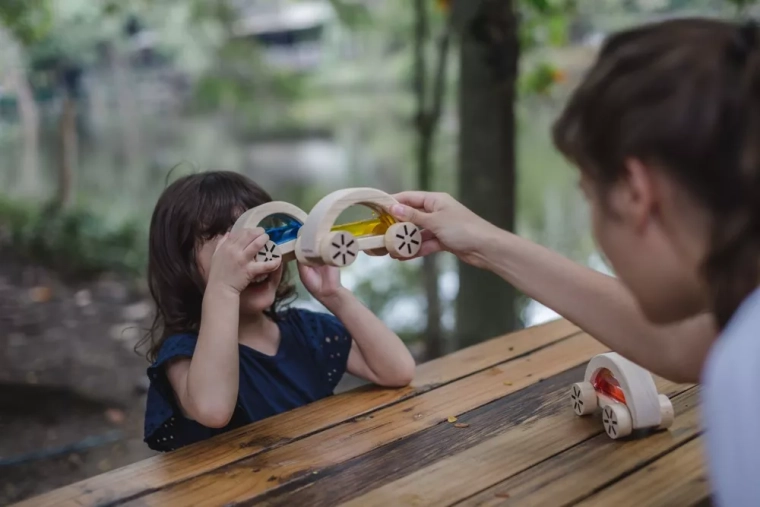 Ontwikkeling van motoriek en kleuren leren spelenderwijs