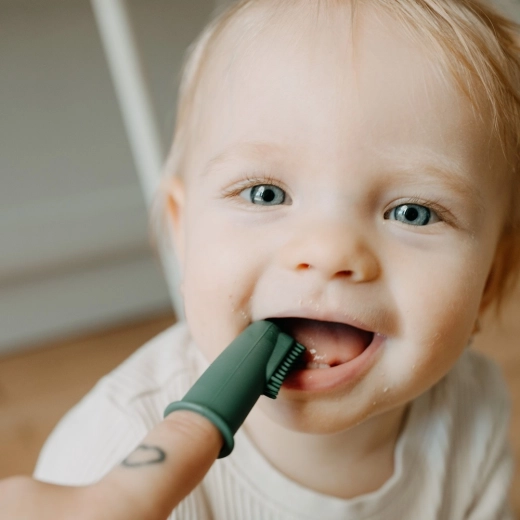 Zachte massage van het tandvlees en reiniging van de eerste tandjes