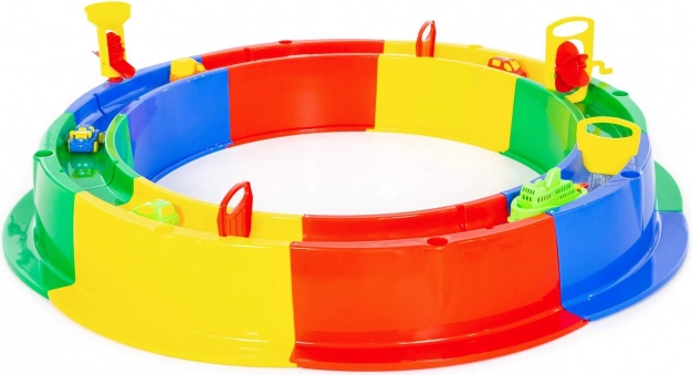 Kleurrijke zandbak met accessoires