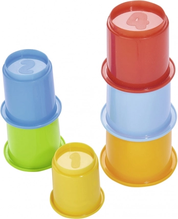 Kleurige plastic bekertjes voor het stapelen