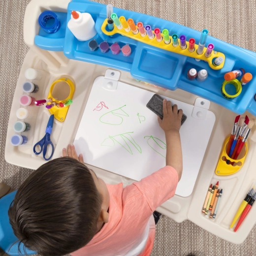 Groot werkoppervlak en afwisbaar whiteboard