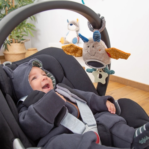 Plezier onderweg: eenvoudig vast te maken aan kinderwagen en autostoel