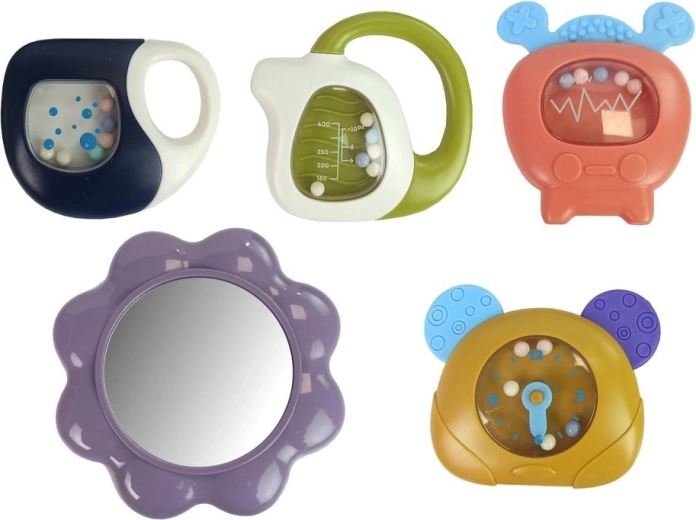 Hangende rammelaars en bijtspeeltjes voor motorische ontwikkeling