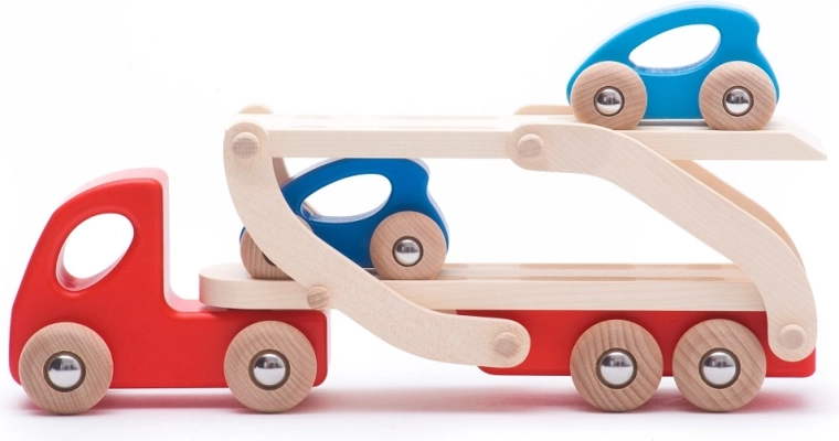 Houten autotransporter van Bajo met autootjes
