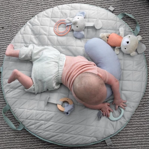 Comfortabele ruimte voor spelen op de buik