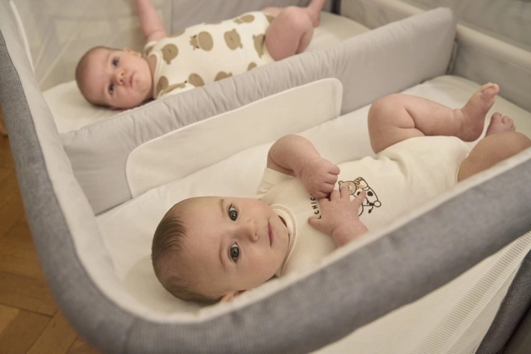 Twee afzonderlijke matrassen en transparante scheidingswand