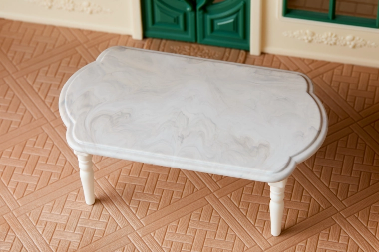 Marmeren design van zowel de tafel als het keukenblad