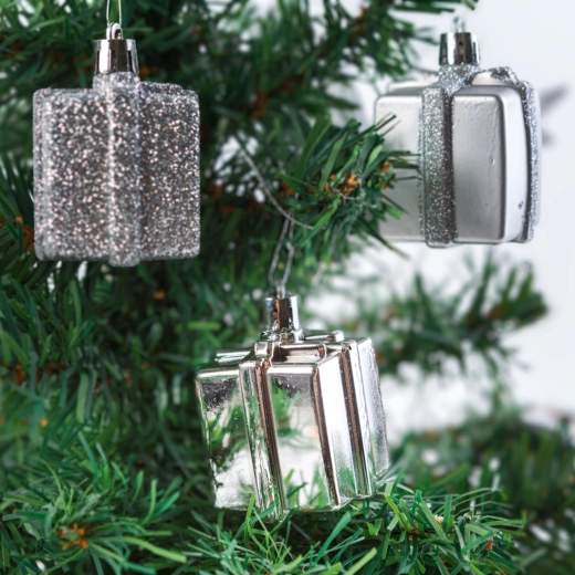 Set zilveren kerstversieringen in de vorm van cadeautjes 4,5 cm 6 stuks