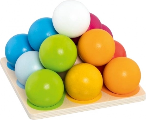 Houten bouwpiramide van kleurrijke balletjes