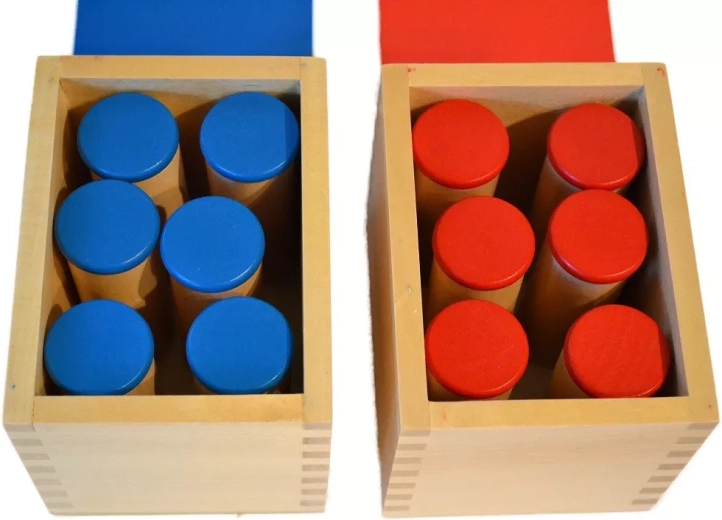 Twee kleuronderscheiden sets in houten doosjes