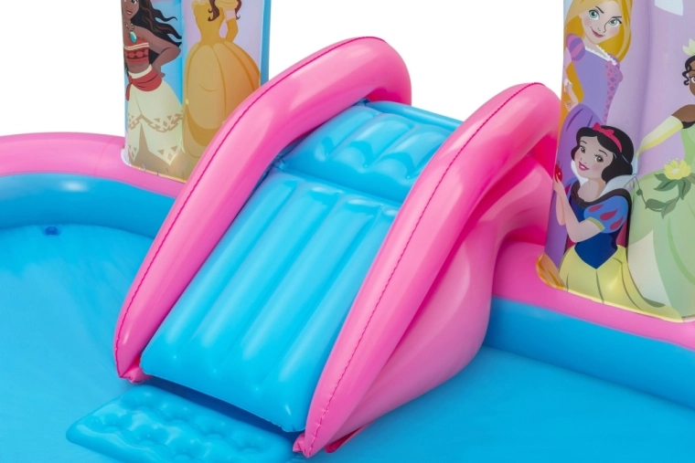 Glijbaan naar het ondiepe badje voor veilig waterspelen