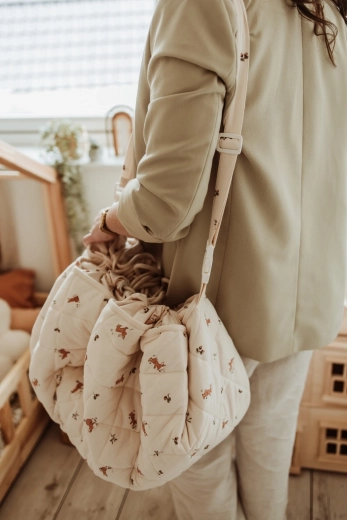Verstelbare riem en mogelijkheid om aan de kinderwagen te hangen